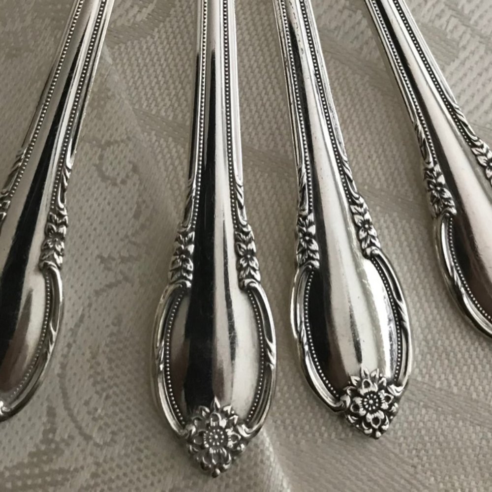 SOLD>>>Four Grapefruit Spoons Rogers ‘Remembrance'